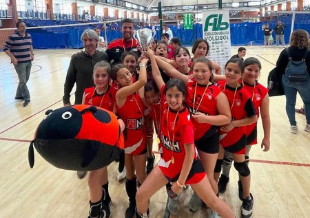 Las benjaminas del Voleibol San Pedro se proclaman campeonas de Málaga