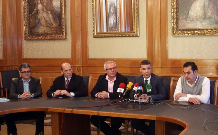 El tripartito destaca que ha traído la recuperación democrática a Marbella