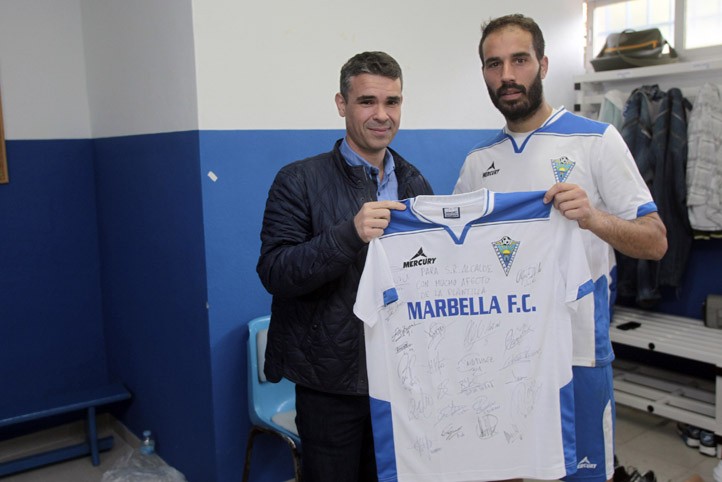 Los jugadores del Marbella FC dedican una camiseta al alcalde