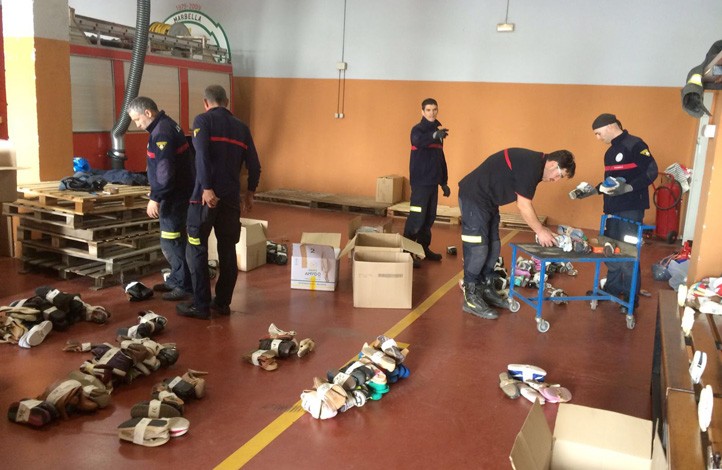 Los bomberos recogen en Marbella calzado y otros enseres para los refugiados