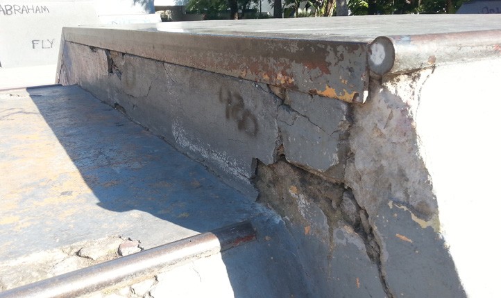 Usuarios piden que se arregle la pista de skate de Marbella