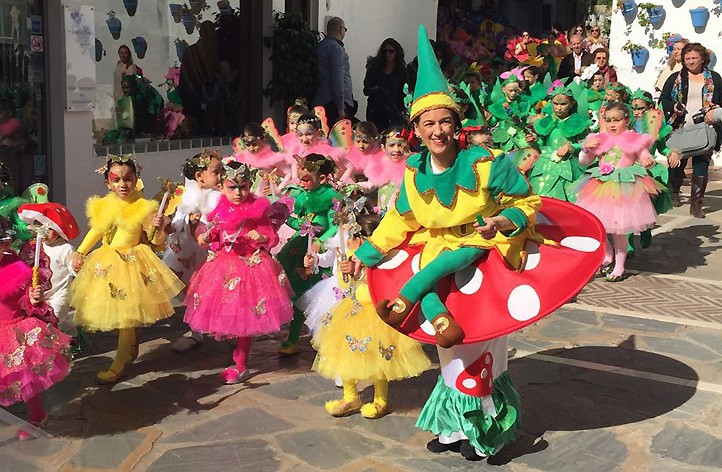 Los niños disfrutan de un intenso domingo de Carnaval en Marbella