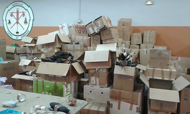 Los bomberos de Marbella recogen 4.500 pares de calzado para Lesbos