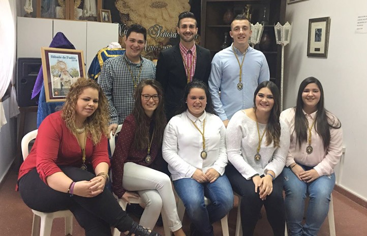 Los jóvenes de la Virgen de la Amargura presentan el cartel para Semana Santa
