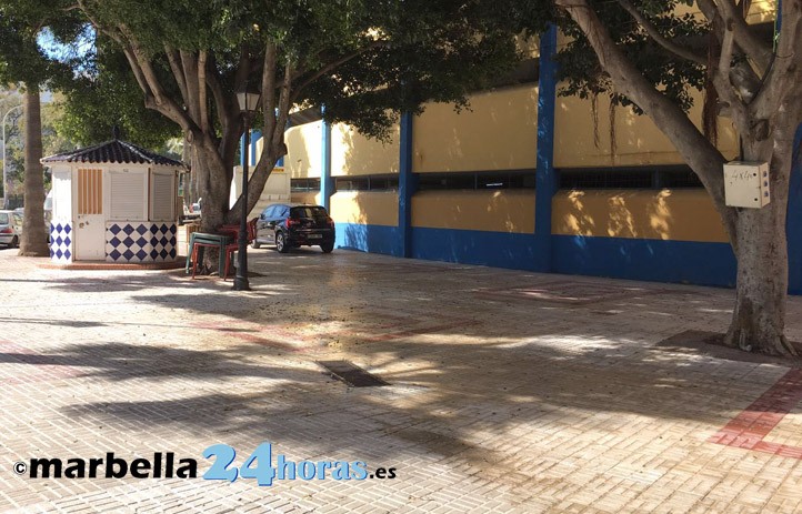 Los aledaños del estadio de Marbella se vacían de vehículos abandonados