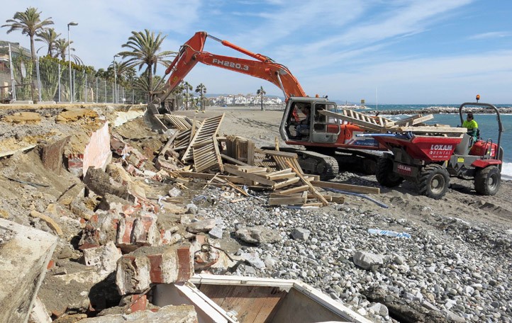 Demuelen el muro del paseo marítimo afectado por el temporal
