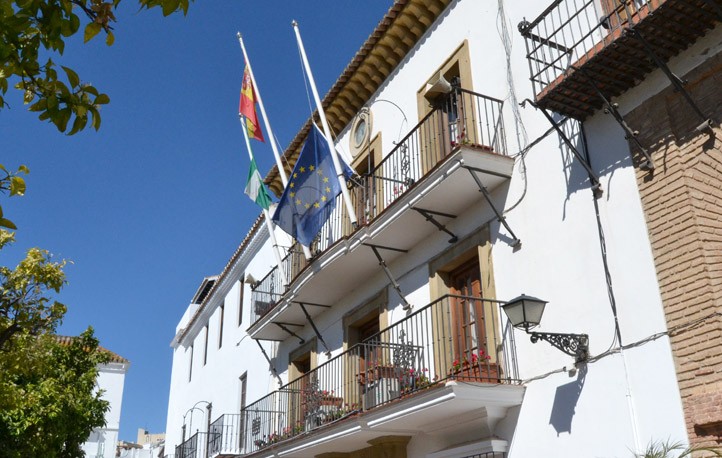 Marbella baja la bandera europea en solidaridad con los refugiados