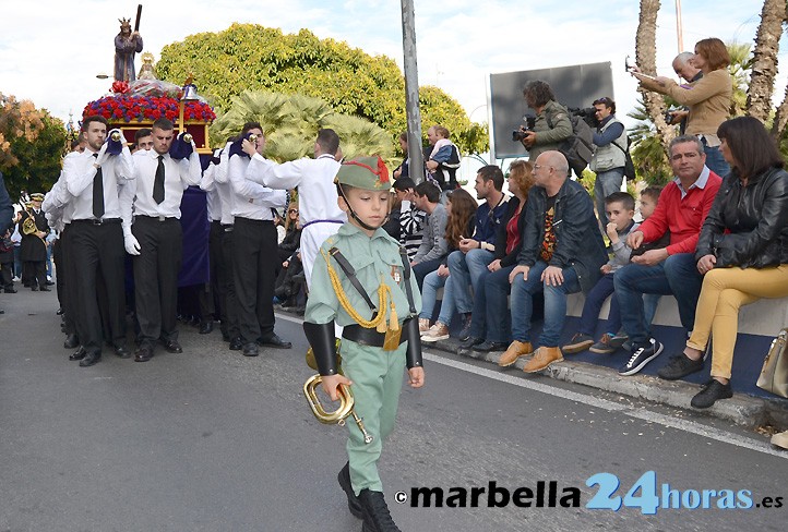 Los niños de El Barrio llenan de fervor el Viernes de Dolores en Marbella