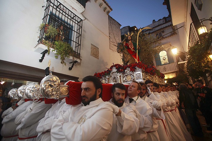 La Pollinica recorre las calles de Marbella entre miles de personas