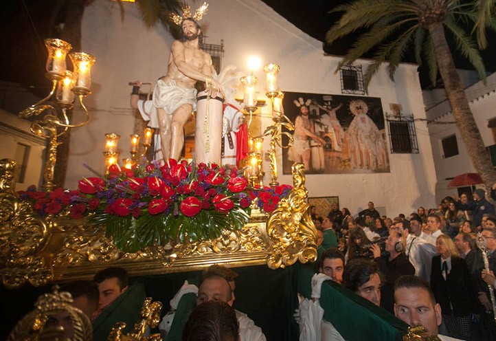 El Cristo de la Columna brilla pese al recorrido corto por riesgo de lluvia