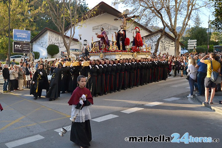 El Calvario recorre durante seis horas las calles de Marbella