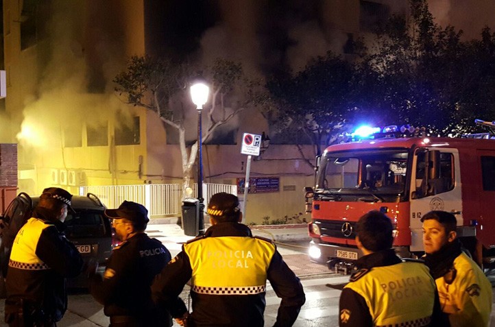 Desalojan por un incendio un edificio de 150 viviendas en San Pedro