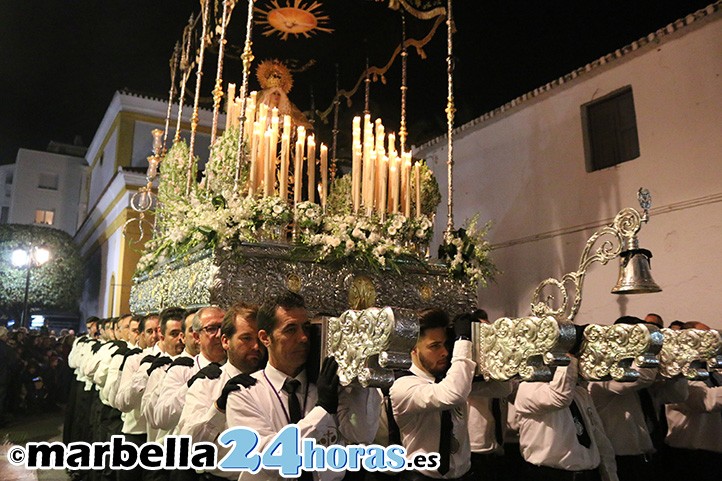Respeto y silencio acompañan a la Soledad y al Yacente en San Pedro
