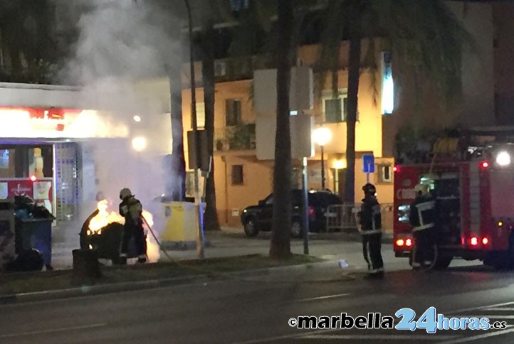 Los Bomberos apagan en Marbella un incendio en un contenedor de basura