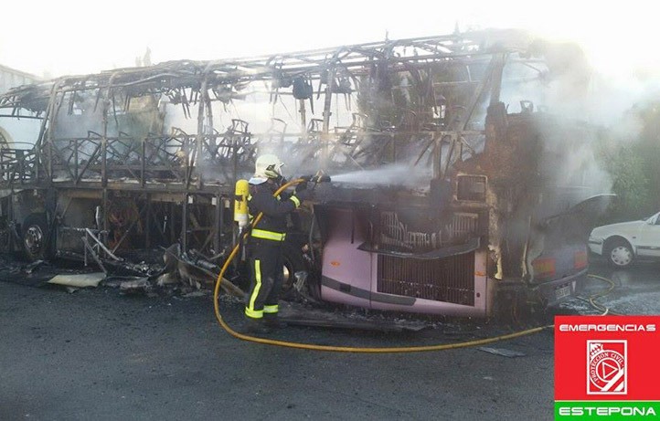 El incendio de un autobús en Estepona causa alarma en Marbella por la gran humareda