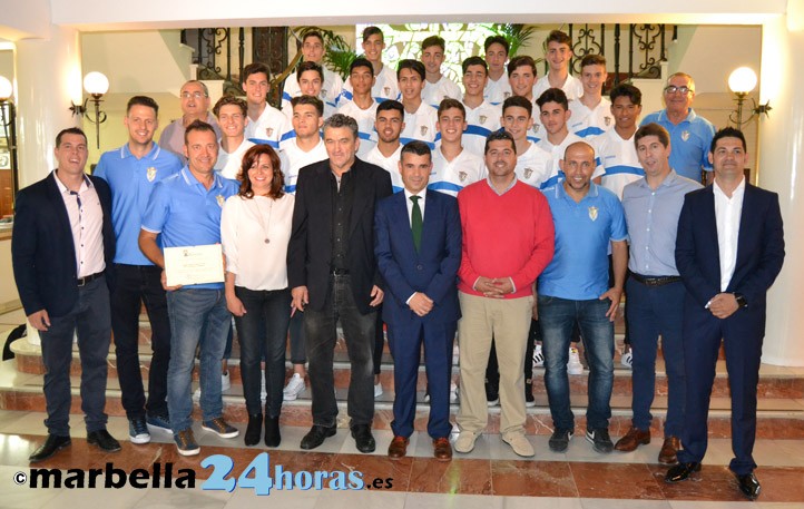 El alcalde recibe tras su histórico ascenso al cadete de Los Compadres