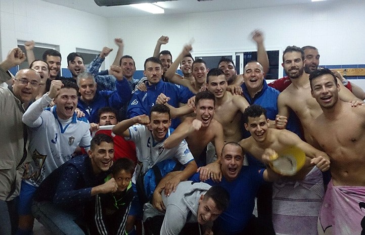 Los Compadres logra el ascenso tras su triunfo ante La Cala (2-0)