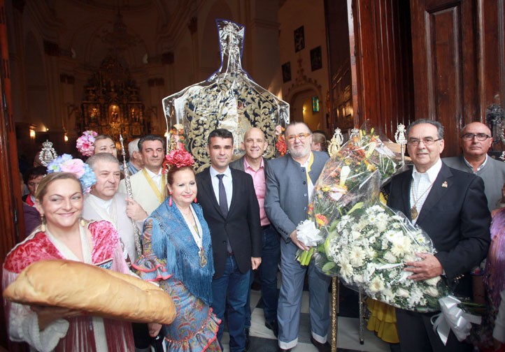 La Hermandad del Rocío de Marbella emprende camino bajo la lluvia