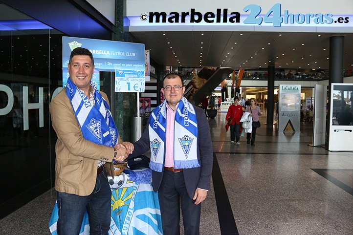 El Marbella FC instala un expositor de ventas en La Cañada