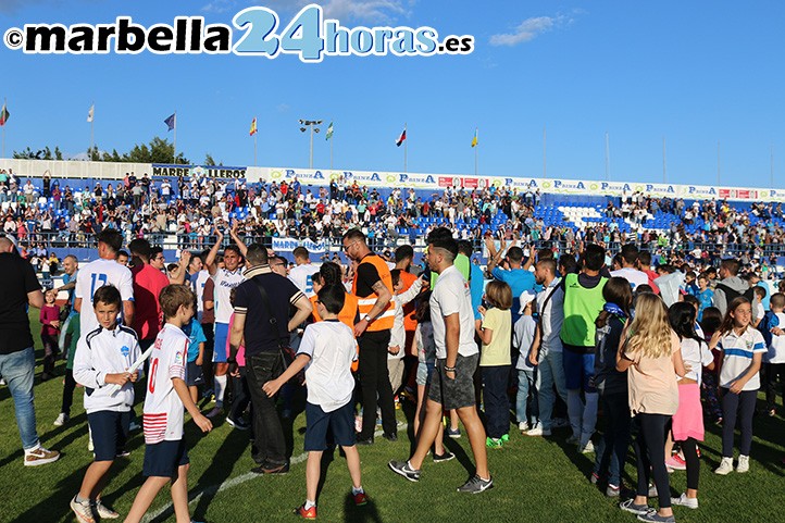 Los aficionados celebran la salvación con los jugadores sobre el césped
