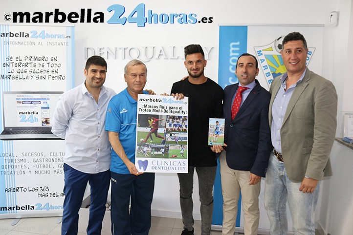 Marcos recibe el Trofeo Moñi Dentquality al mejor jugador del Marbella FC