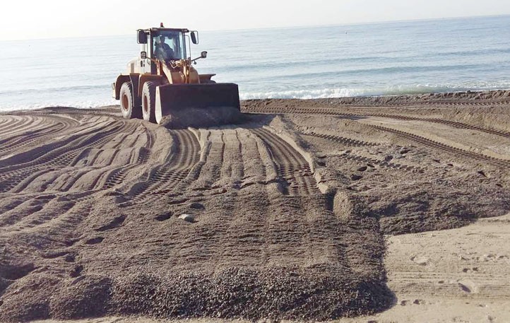 Retiran las piedras y acondicionan las playas de San Pedro Alcántara