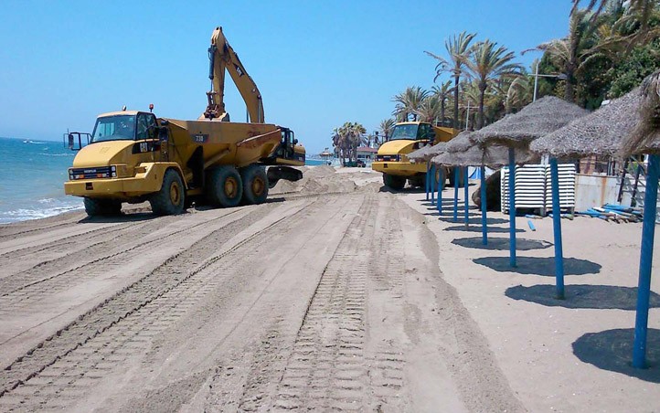 Las playas céntricas reciben 13.000 metros cúbicos de arena en Marbella