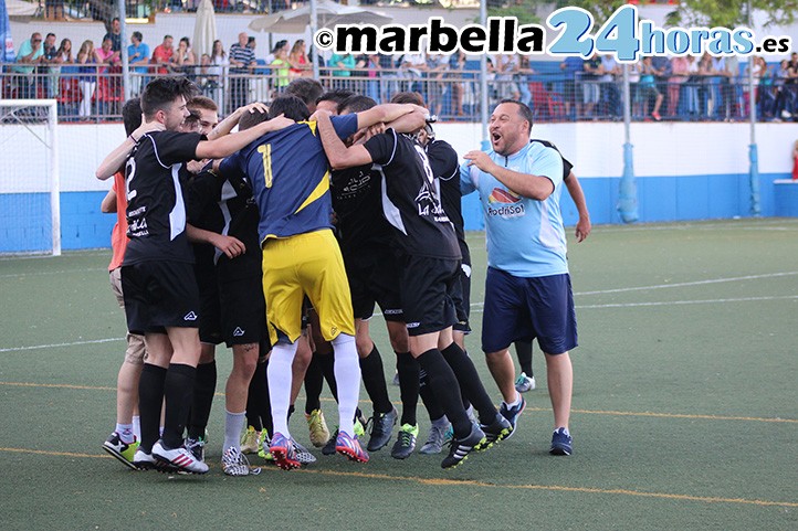El Atlético Marbella logra el ascenso tras vencer en el derbi (1-2)