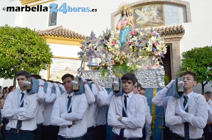 La procesión de María Auxiliadora recorre las calles de Marbella