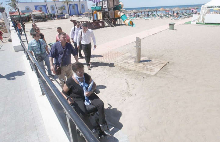 El Ayuntamiento mejorará el baño adaptado en la playa de El Faro