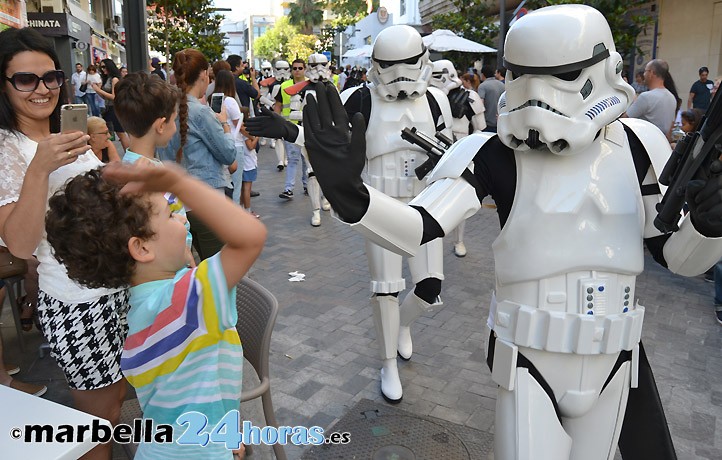 El espectacular desfile de Star Wars llena el centro de Marbella