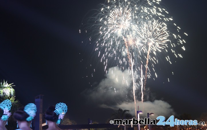 Marbella estalla en fiestas con la coronación y los fuegos artificiales