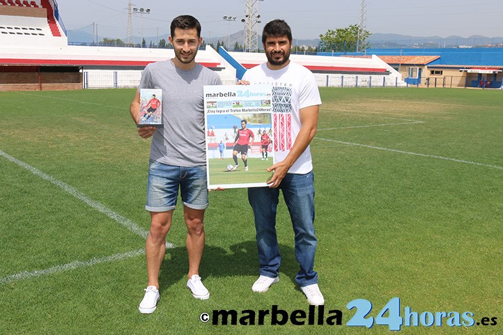 Eloy recibe el trofeo Marbella24Horas al mejor jugador del San Pedro