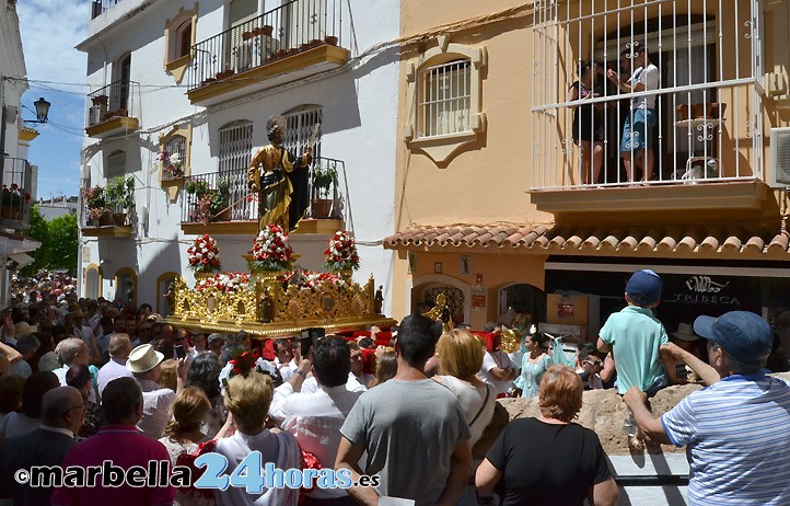 Marbella se echa a la calle para honrar a su patrón, San Bernabé