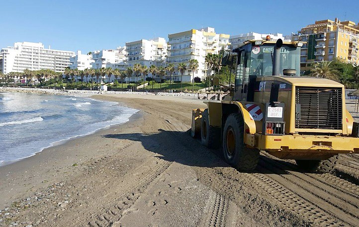 El Ayuntamiento actúa en las playas de La Fontanilla y La Bajadilla