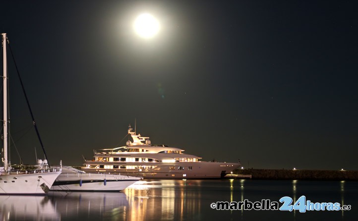 Marbella disfruta de la primera Luna llena al inicio del verano desde 1948