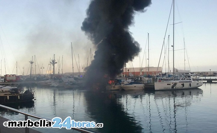 Arde un velero en La Bajadilla y origina una gran cortina de humo