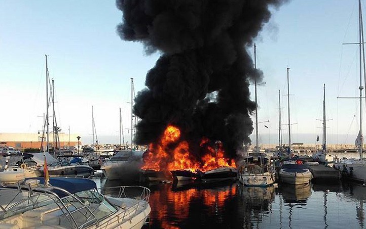 Arden varios barcos en La Bajadilla y originan una gran cortina de humo