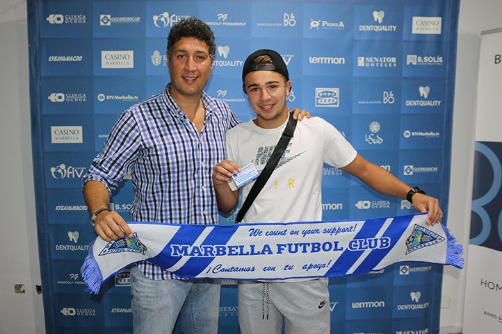 Javi Ontiveros ya tiene su carnet de abonado del Marbella FC