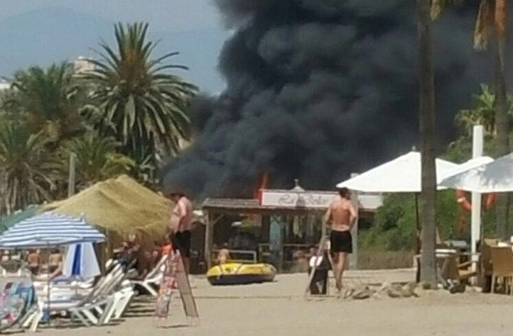 El incendio de un chiringuito en Marbella origina una gran humareda