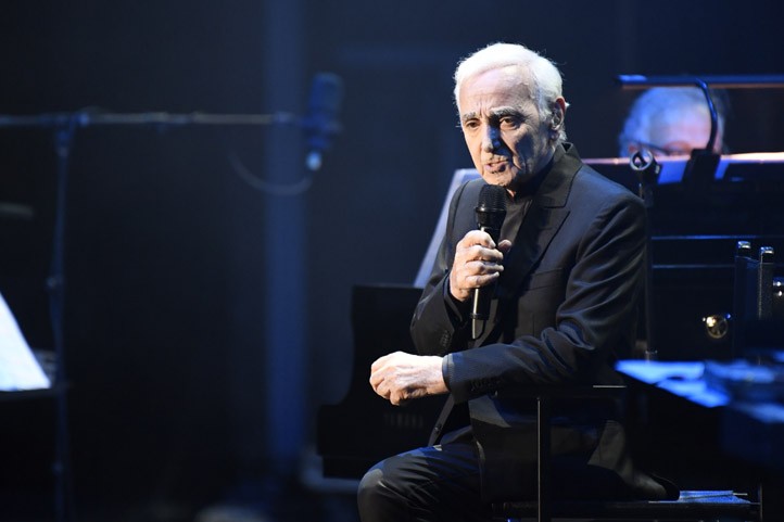El francés Charles Aznavour enamora en Marbella a sus 92 años