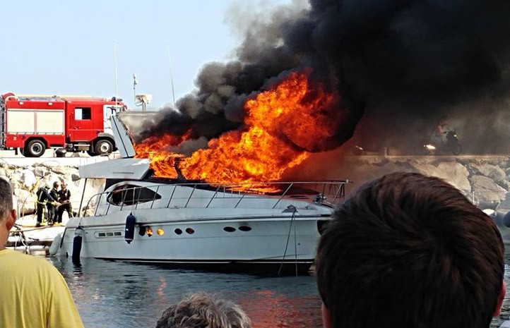 Arde un barco en Puerto Banús y genera una gran columna de humo