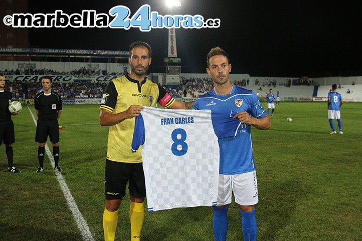 El Marbella entrega al Linares una camiseta como tributo a Fran Carles
