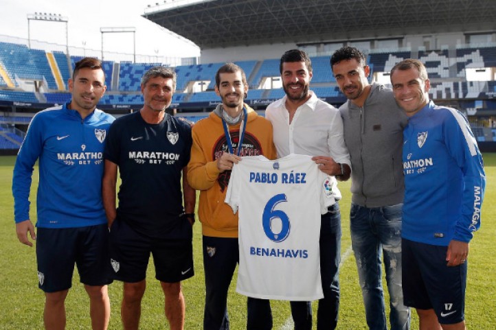 La plantilla del Málaga CF recibe la visita de Pablo Ráez