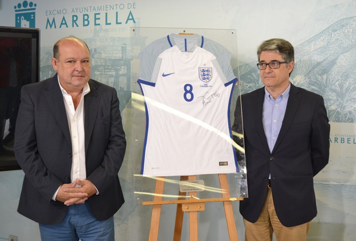 La estrella del fútbol inglés Dele Alli firma una camiseta para Marbella - FÚTBOL ...