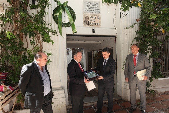 Vigil de Quiñones recibe en su casa natal otro homenaje de Marbella