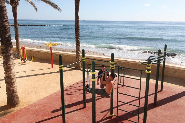 El circuito de calistenia del Paseo Marítimo cuenta con nuevo pavimento