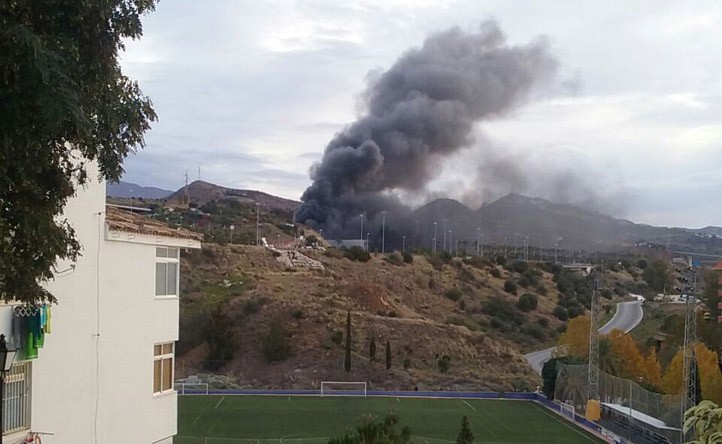 Incendio en el exterior de una nave en la ampliación de La Cañada