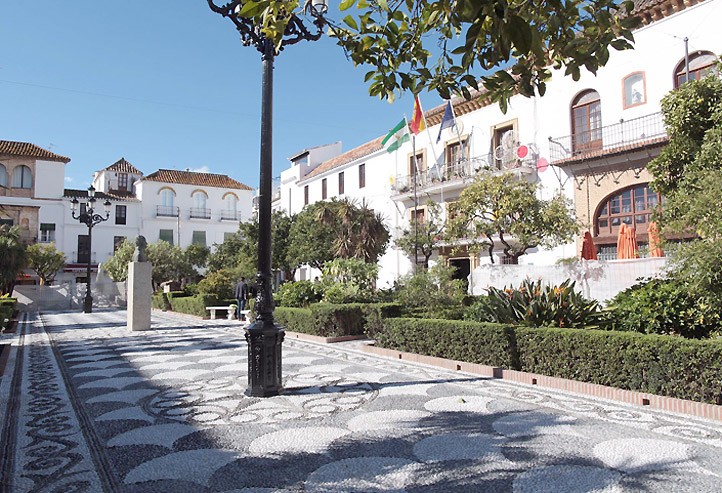 La plaza de Los Naranjos de Marbella luce su nuevo empedrado artístico