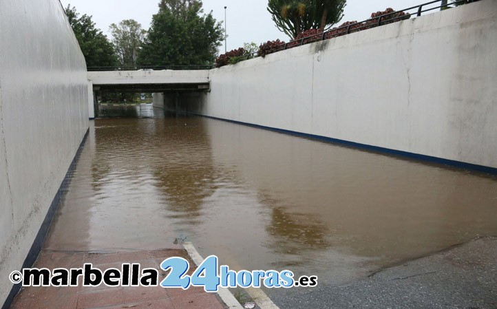 Muros caídos, inundaciones y cortes de luz por la tromba de agua en Marbella
